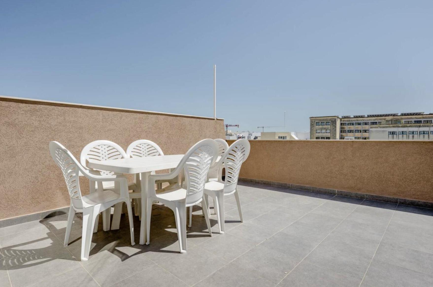 F12 Room 2, Private Room Two Single Beds Privated Bathroom In Shared Flat Msida Kültér fotó