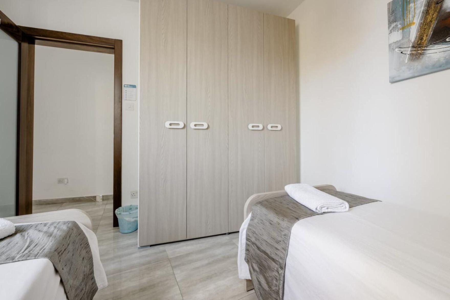F12 Room 2, Private Room Two Single Beds Privated Bathroom In Shared Flat Msida Kültér fotó